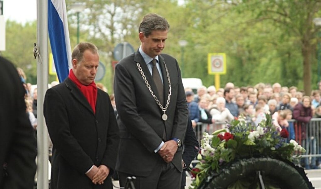 Namens het gemeentebestuur van Veenendaal legde burgemeester Wouter Kolff en wethouder Engbert Stroobosscher eerste krans. (Vanaf hier, foto's: Cécile den Hartogh)