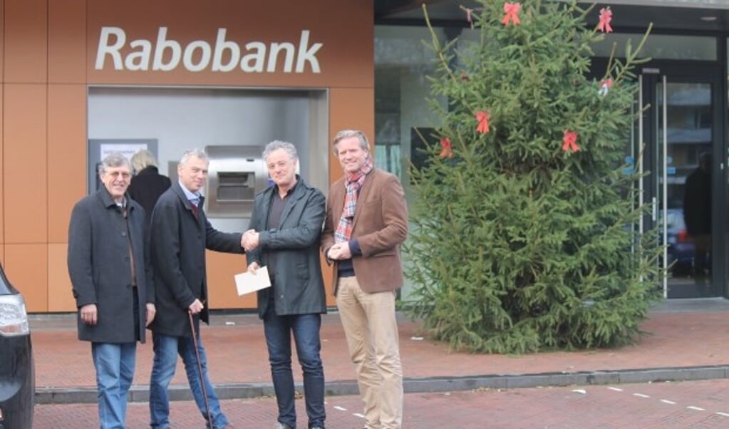 In december besloot Rabo als hoofdsponsor op te treden. Tweede van links is Vincent Cornelissen, initiator van de Lenteloop.