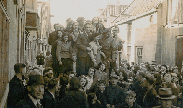 <p>De bevrijding wordt gevierd in de Venestraat op 20 april 1945.</p>