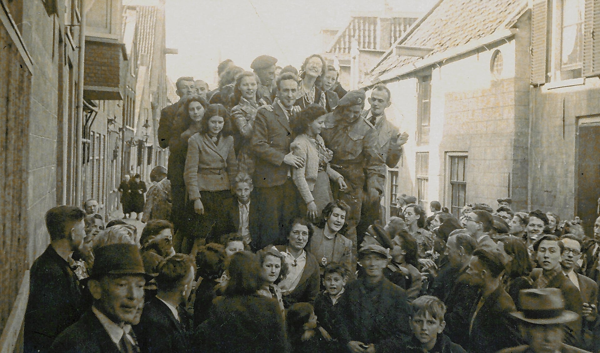De bevrijding wordt gevierd in de Venestraat op 20 april 1945.