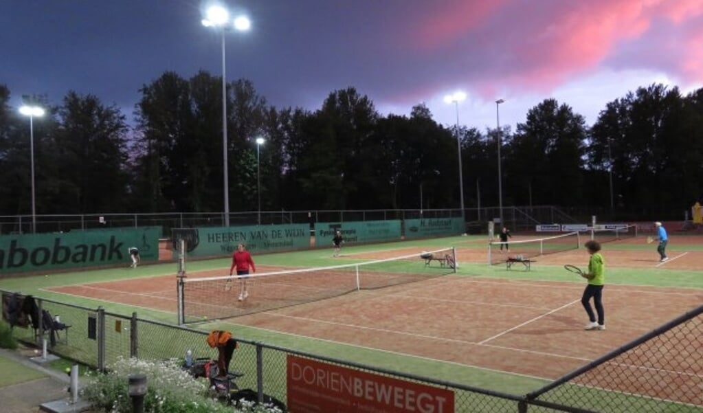 Tennissen bij LED-licht. Foto: Chun Yue Cheung.