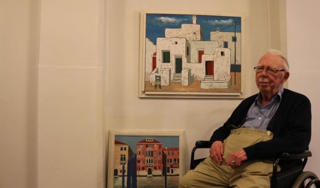 Kunstschilder Dick van Kolfschoten hoopt werken te verkopen. ''Als mensen het kopen, waarderen ze mijn werk.''