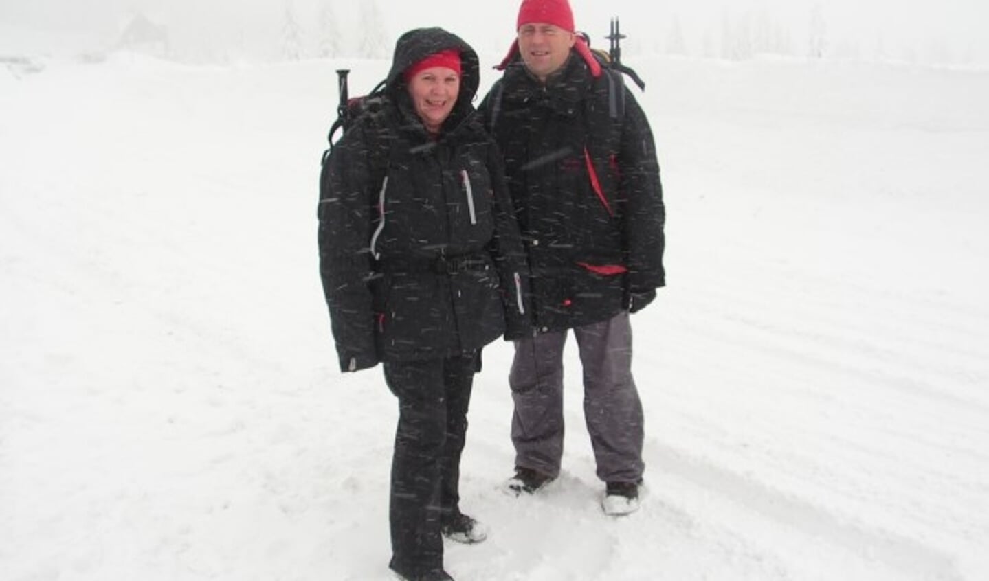 Hans met zijn vrouw Thea in de sneeuw.
