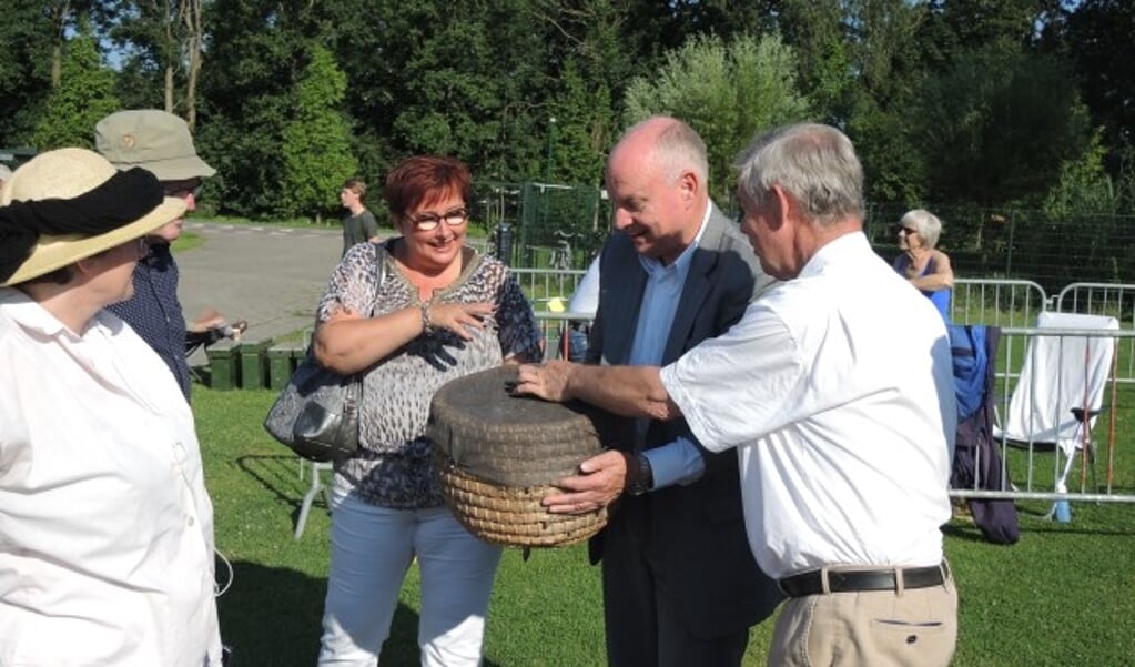  Op de foto uit juli 2016 wordt aan de wethouders Arianne Hollander en Frits Beckerman een korf met volk getoond. (Archieffoto: Nico van Ginkel)
