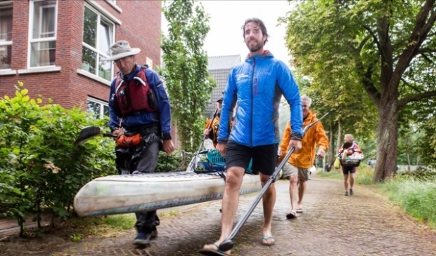 Foto: Plastic Soup Surfer, Merijn Tinga, in blauwe jas. Foto: Cees Beumer