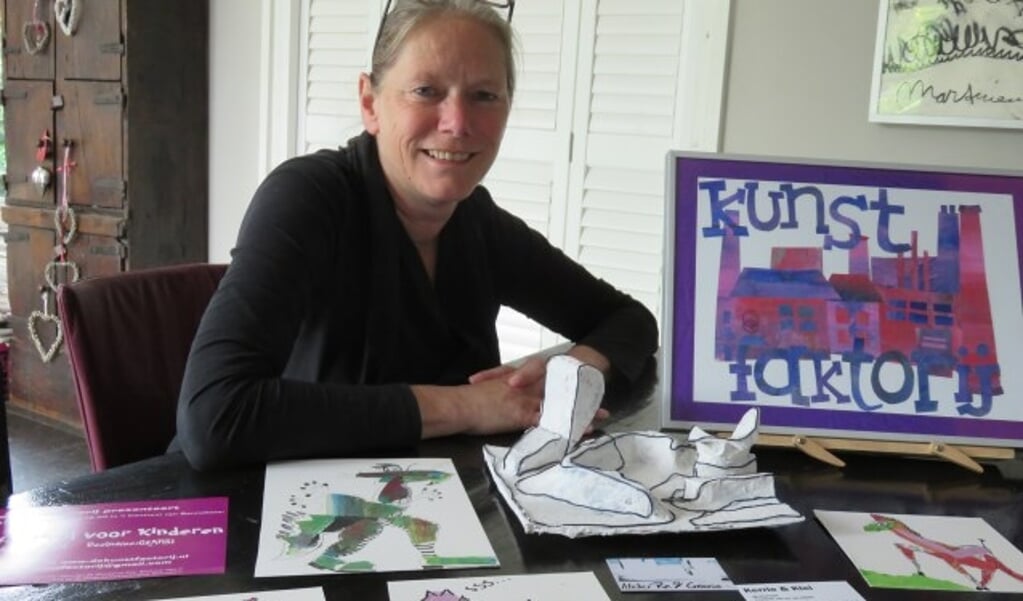 Elise Huijberts van De Kunstfactorij laat alvast een paar voorbeelden zien van de kunstwerken die kinderen kunnen maken tijdens het gratis Kunstfestival in Bennekom a.s. zaterdag.
