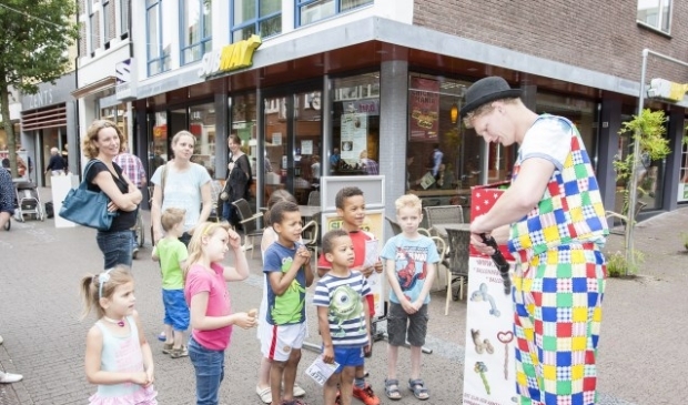 Muziek, zang, dans, beeldende kunst, acrobatiek en alle mengvormen hiervan zijn zondag 2 juli te bewonderen in de binnenstad van Wageningen. Kijk voor het programma op www.leeffestival.nl.