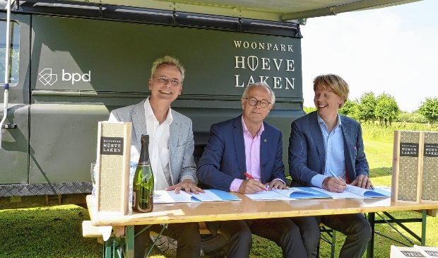 De ondertekening van het project Woonpark Hoevelaken