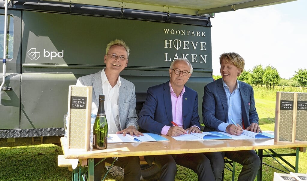 De ondertekening van het project Woonpark Hoevelaken