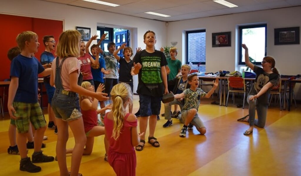 Leerlingen tijdens de repetitie. Guus' Theaterschool speelt op 26 juni ook de Grote Musical Show in Cultura (6-9 jaar).