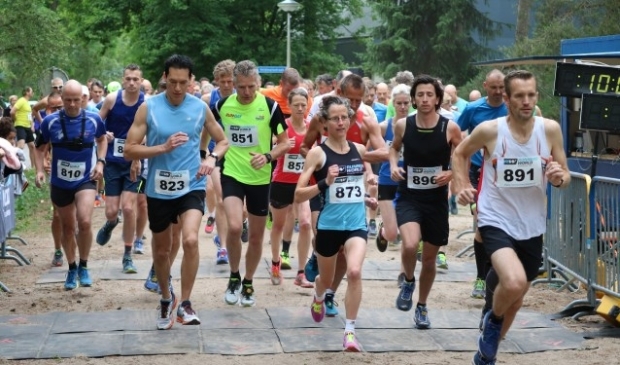 Start halve marathon, met winnares Mireille Baart (nummer 873). Foto: Arthur Jansen