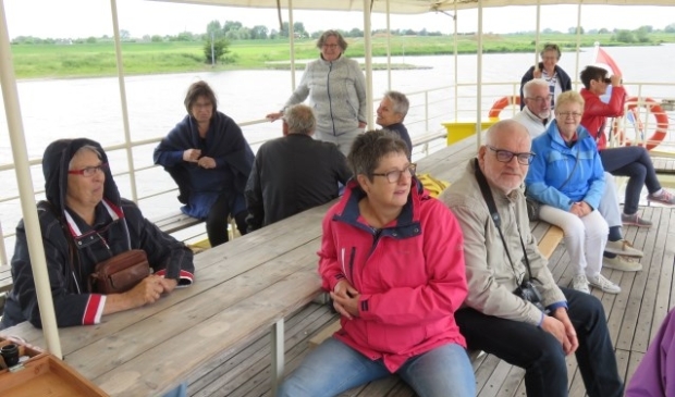Een aangename boottocht over de Rijn met het schip De Blauwe Bever is onderdeel van het nieuwe Stad en Rijn Arrangement van de Wageningse binnenstadondernemers (SOW). Foto: Doriet Willemen