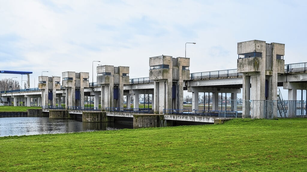 Vlak voorbij de Nijkerkerbrug wil Defensie een nieuwe kazerne bouwen. 