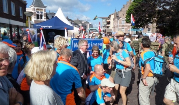 Het is traditiegetrouw altijd druk in de Wageningse enclave in Elst. Foto Jan Boer