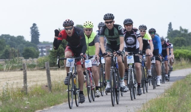 Op de Geertjesweg, 1 km na de start, hadden de fietsers er zin in. Foto: Johan Mulder