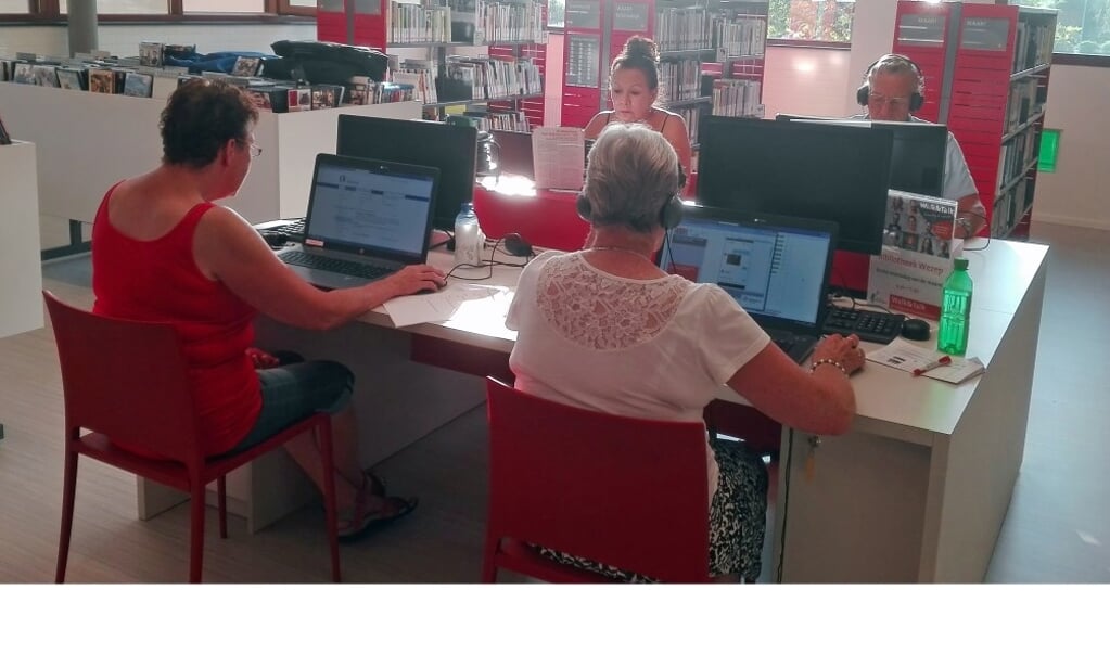 Deelnemers in bibliotheek Wezep, in hun eigen tempo bezig met de Klik & Tik computertraining.