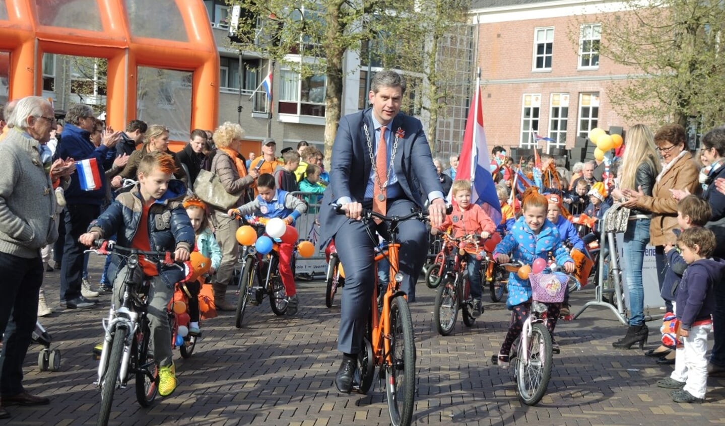 Burgemeester Kolff bewoog zich graag onder de mensen, zoals hier bij de keuring van de versierde fietsen op Koningsdag. (Foto: Nico van Ginkel)