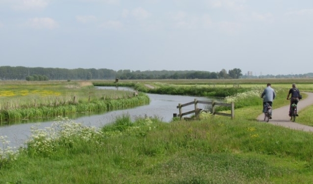 Ook fietsers kunnen genieten van de aanleg van nieuwe natuur in de Binnenveldese Hooilanden. Foto: Rob Janmaat