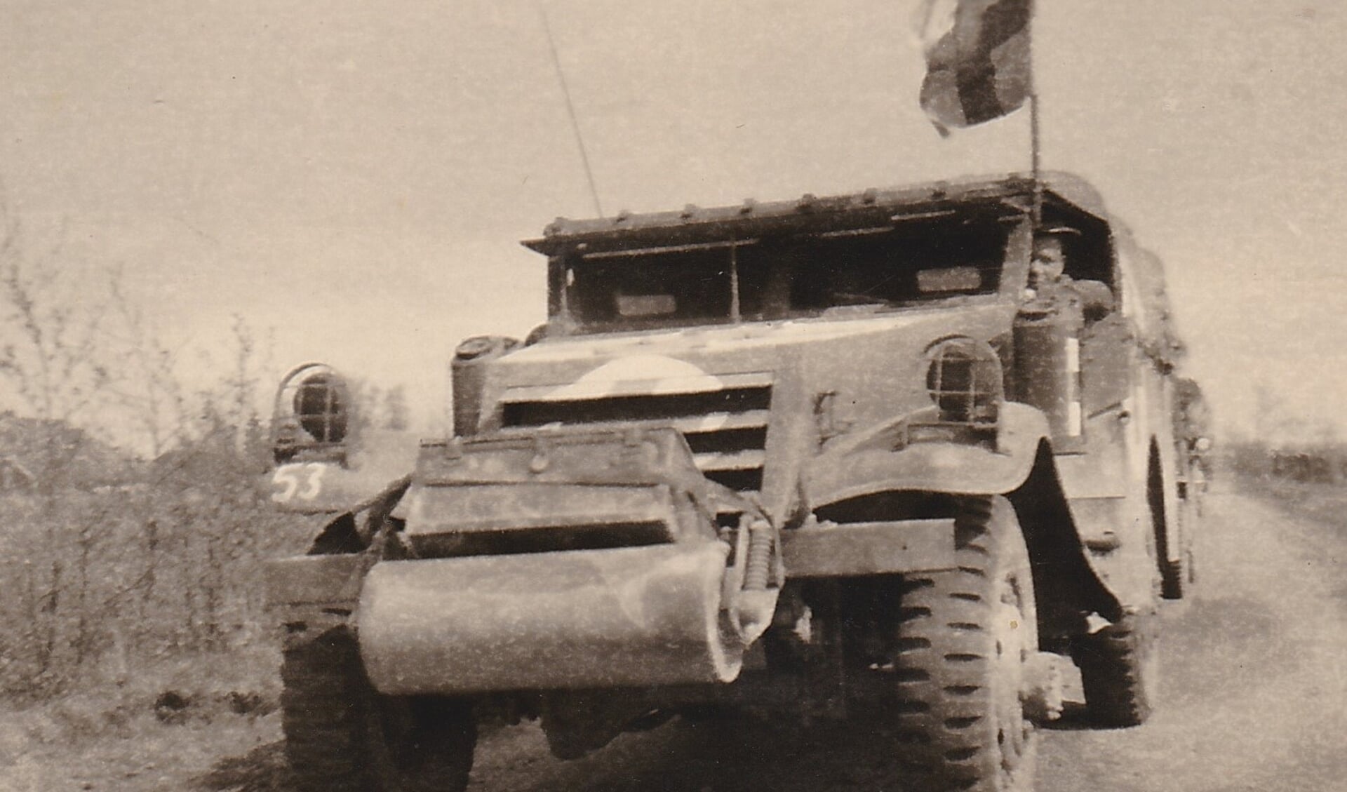 Een Britse pantserwagen in Otterlo (april 1945).