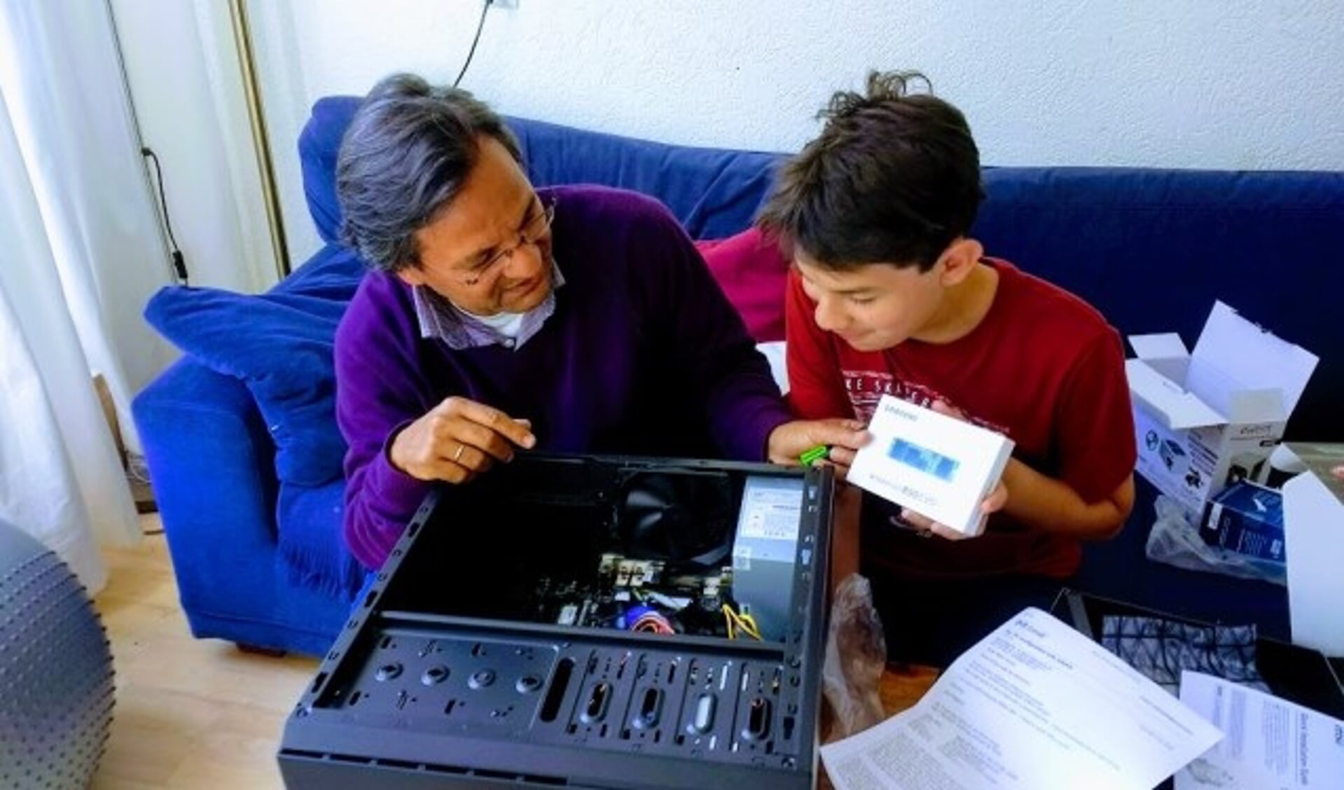 Sam bouwt samen met zijn vader een innovatieve Eco-Pro PC. Elke woensdagmiddag is deze mogelijkheid bij Ja-Tech PC.