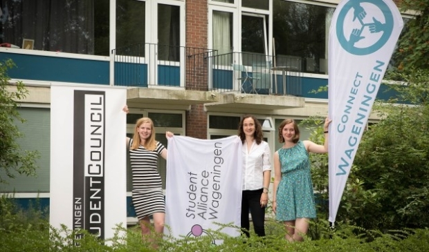 Van links naar rechts: Daphne de Bruin (studentenraad), Giulia Homs (studentenvakbond), Emi van der Horst (Connect Wageningen). Foto: Sven Menschel