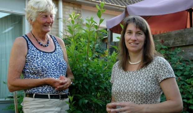Grada van Harten (links) en Carolien de Kovel nodigen belangstellenden uit zich aan te sluiten bij Eva Luna. Eens per maand op maandagavond komt men bij elkaar. Foto: Jan Boer