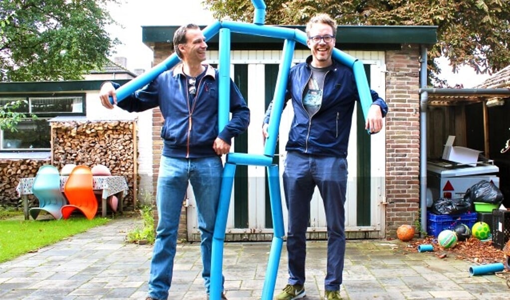 Mark van den Ham (links) en Frank Rigters (rechts) met een onderdeel van de installatie op de kunstmarkt in De Bilt. 
