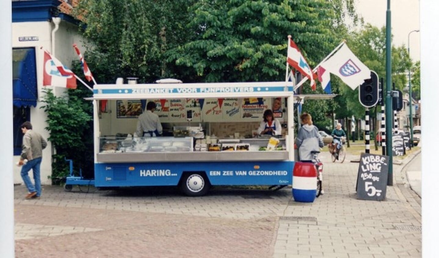 Nog niet eens lang geleden: de kraam bij 't Gelderland; tegenover Horlogerie Van Manen. (Foto en die hierboven: collectie Rosendaal)