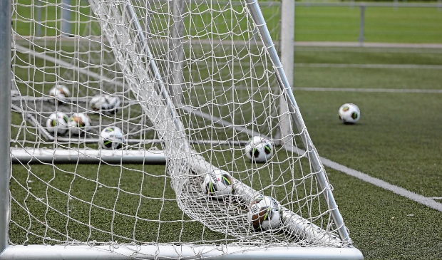 <p>De bal moet weer rollen maar in welk toernooi en wanneer?</p>