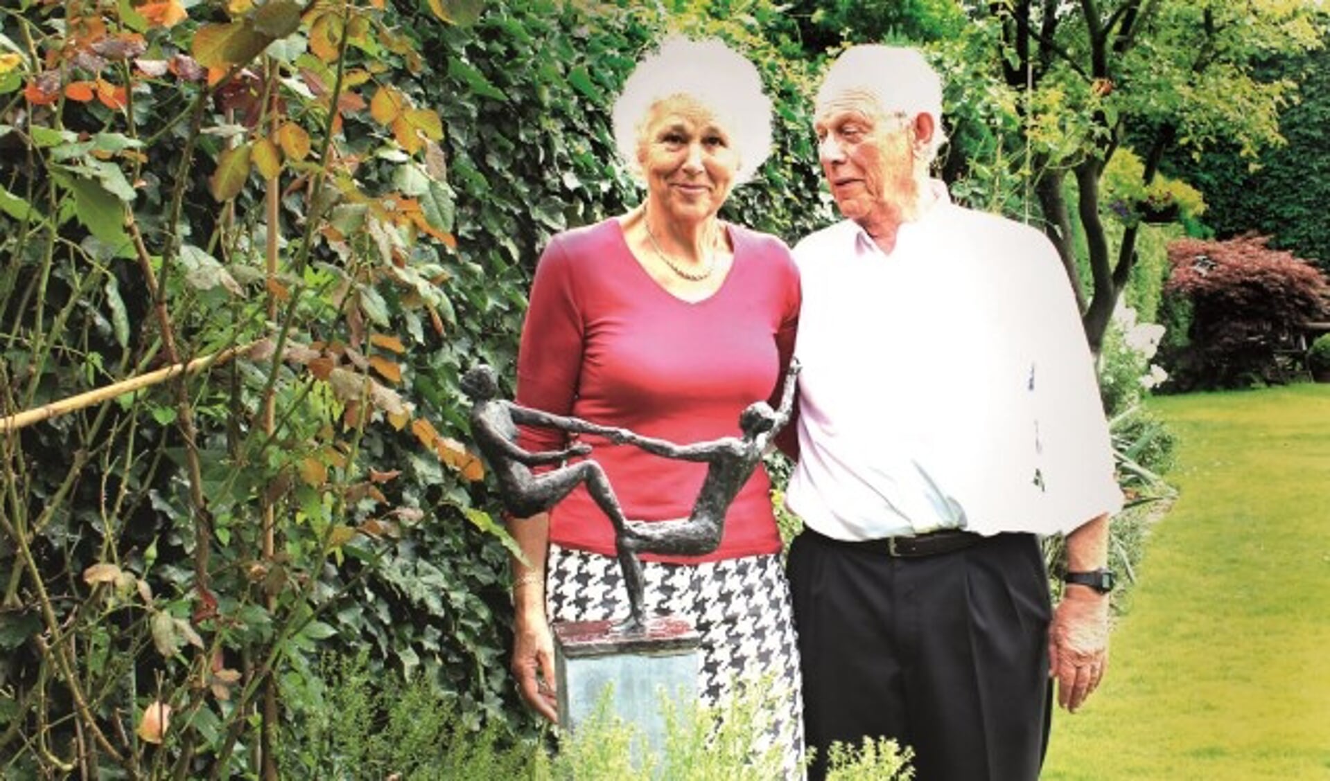 Op de foto: Luuk van der Linden samen met zijn vrouw Sonja, met wie hij al 51 jaar getrouwd is.FOTO: Els van Stratum