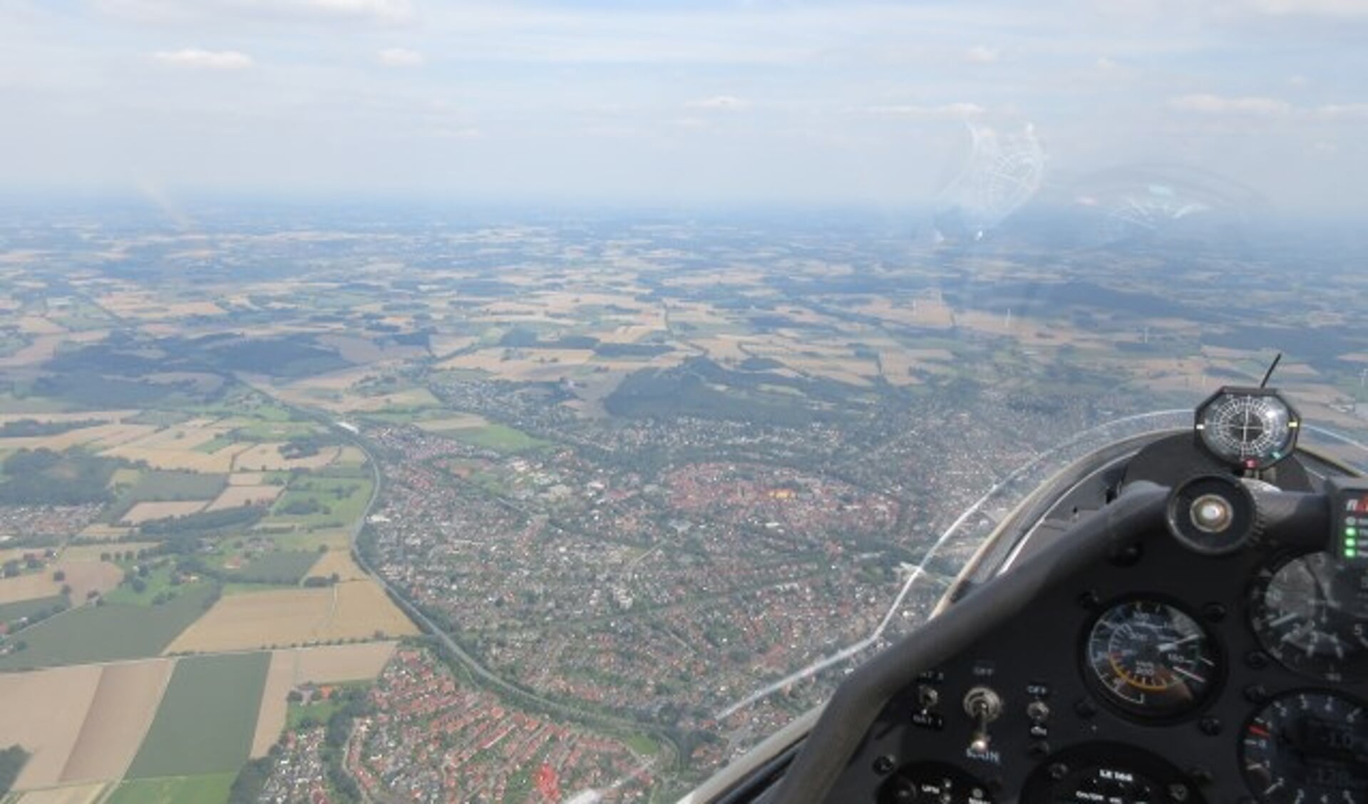 Prachtige beelden boven onder andere De Bilt en Bilthoven vanuit de cockpit. FOTO: Jan Schets