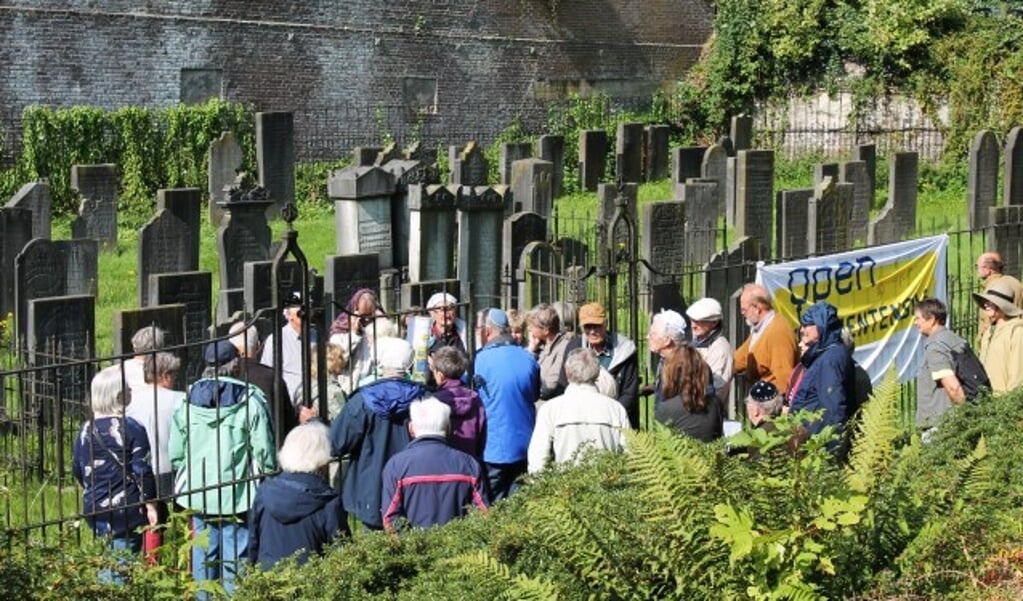De rondleiding op de Joodse begraafplaats trok veel bezoekers, net als alle andere plekken die dit weekeinde ter gelegenheid van Open Monumentendag te bezoeken waren. (foto: Mark Vogt)