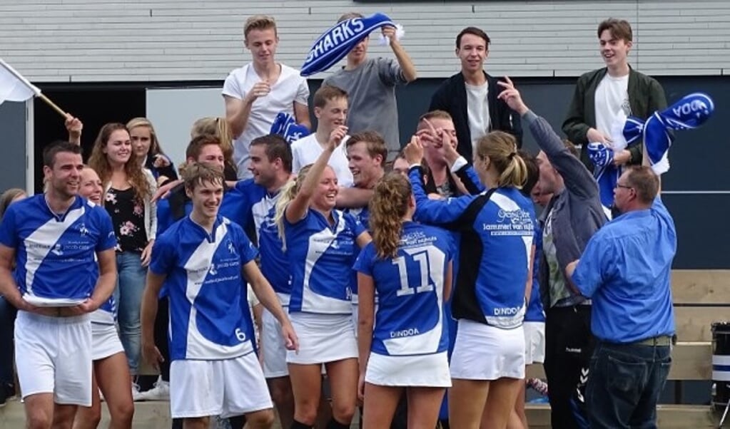 De Ermelose supporters en spelers vierden na afloop van de met 16-13 gewonnen wedstrijd een feestje.   Foto: Henk ter Haar