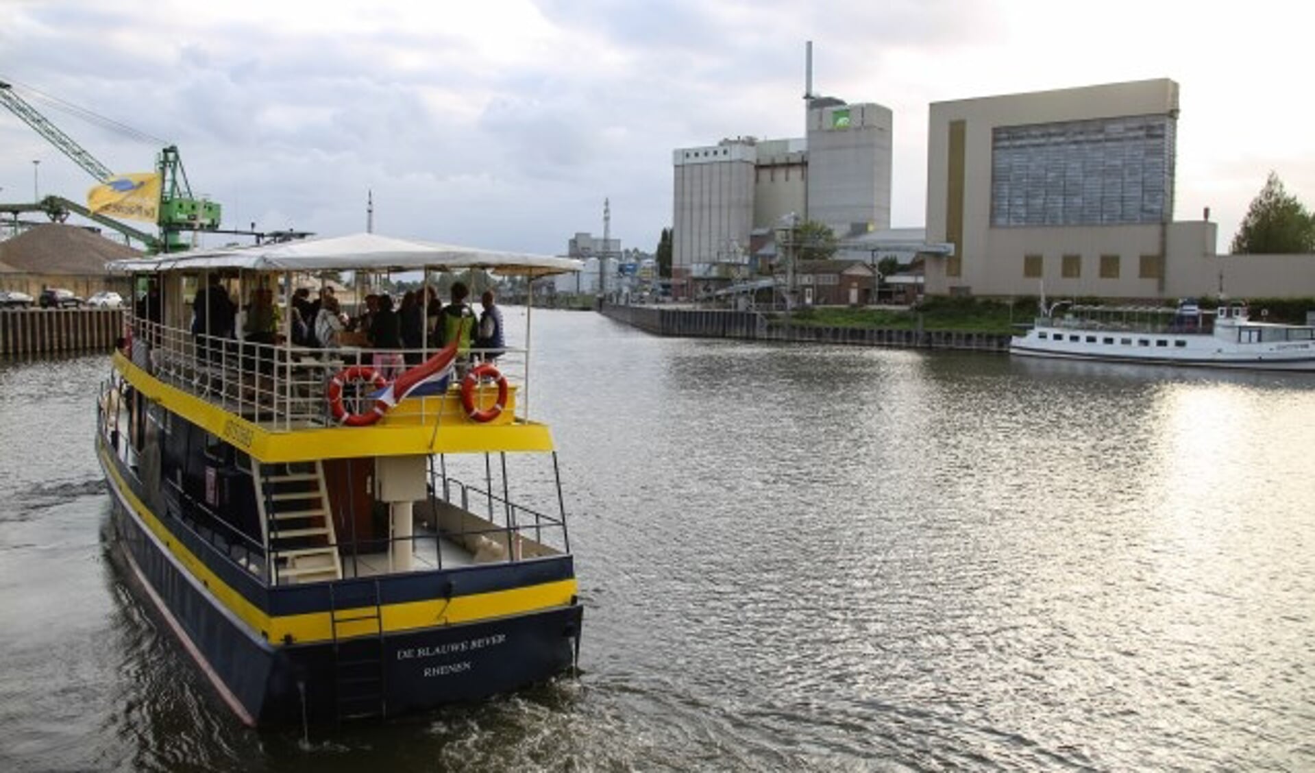 De ondernemers verkenden met de Blauwe Bever de haven en uiterwaarden.