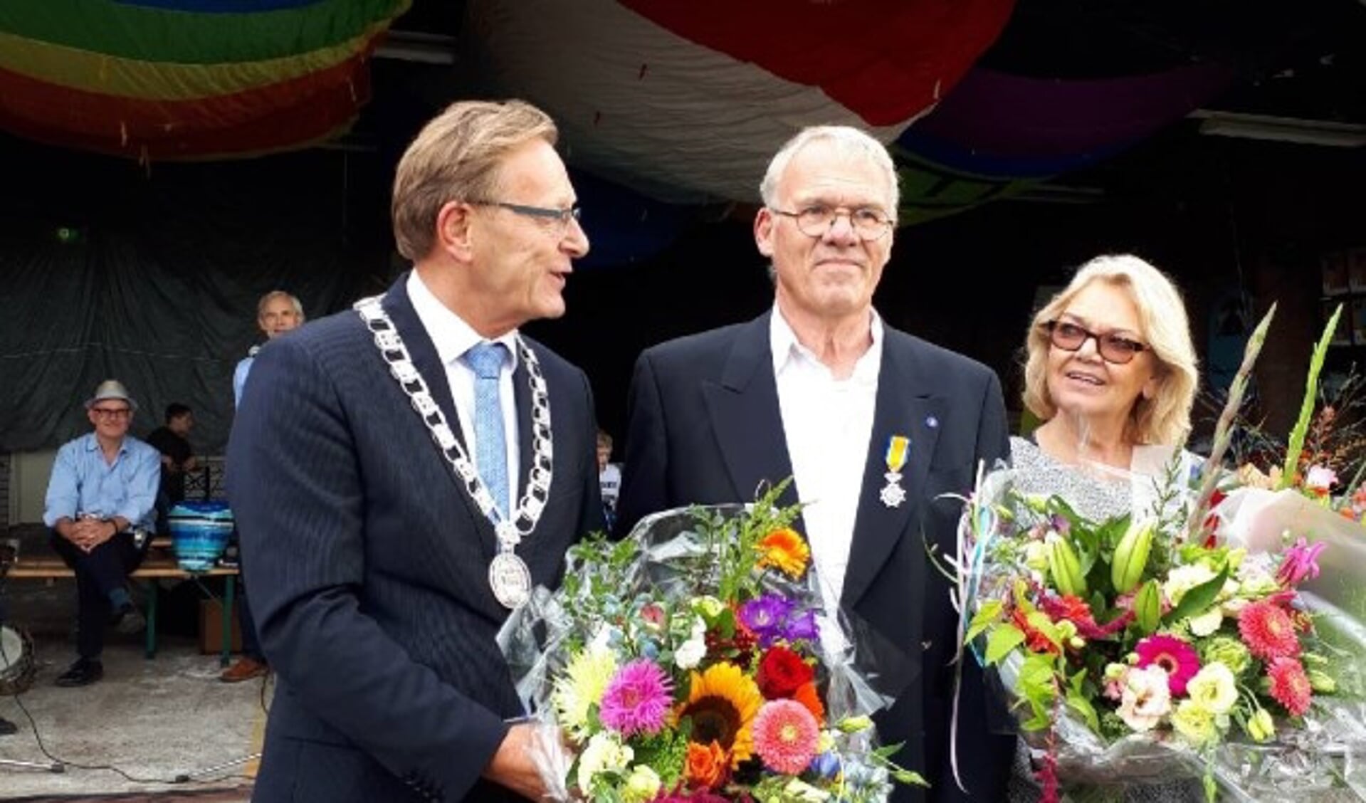 Burgemeester Koos Janssen reikte het lintje uit aan dhr. Koele. 