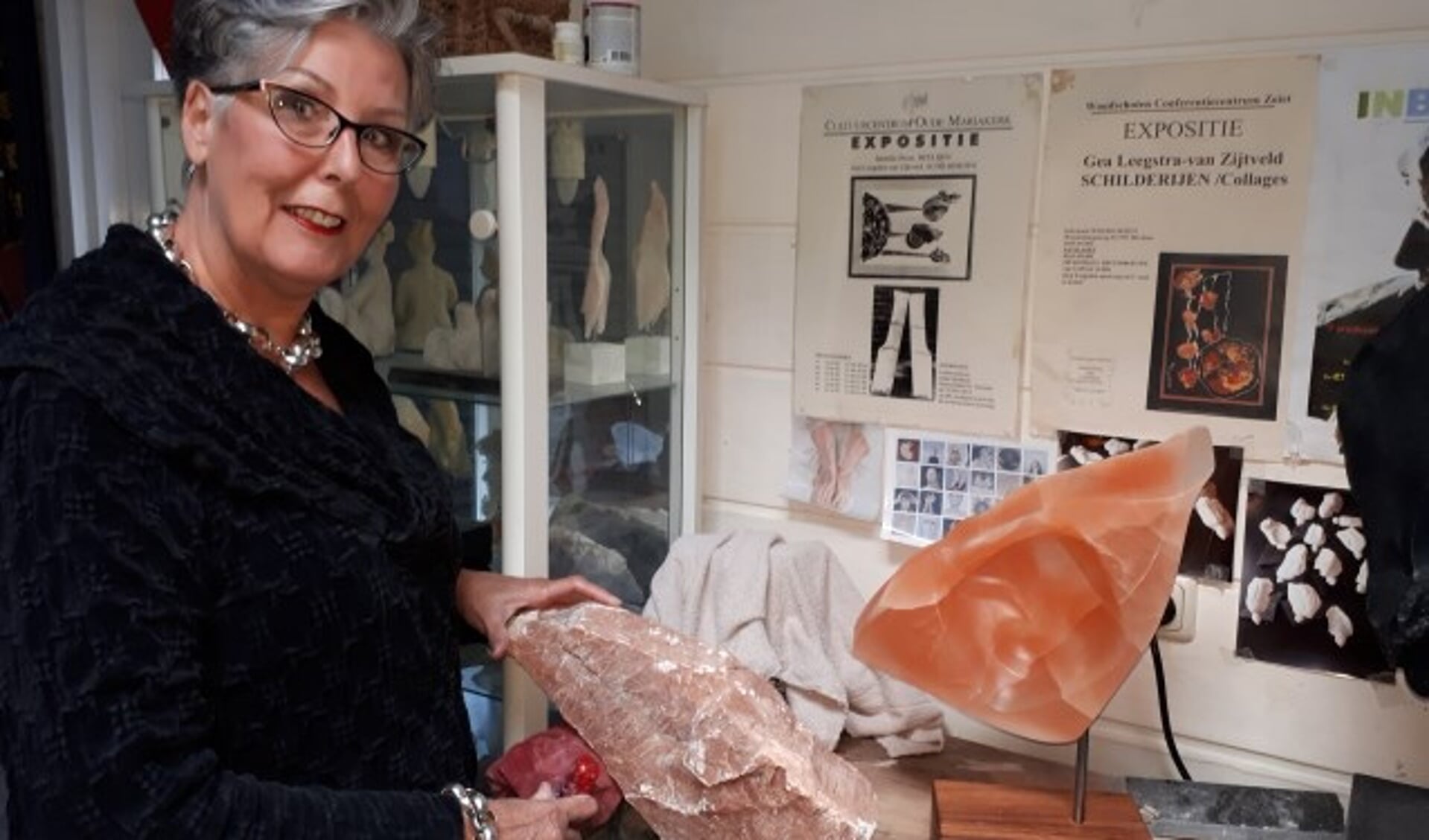 Gea Leegstra (71) exposeert haar beeldhouwwerken tijdens de Kunstroute Veenendaal in Atelier Argea aan de Kamgras 48 in Veenendaal. (Foto: Jaap Pilon)