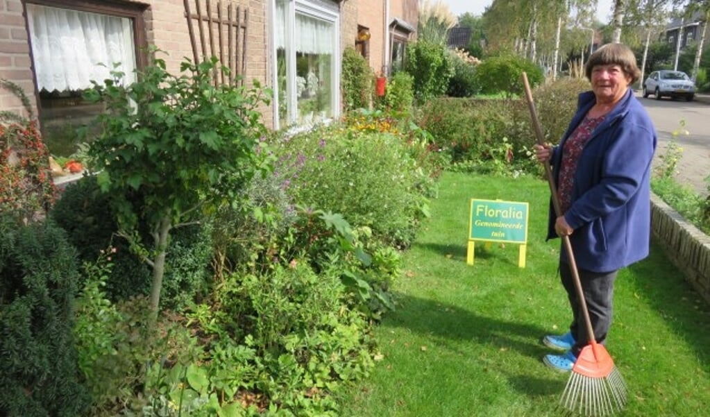 Mevrouw Kerseboom is een van de tien genomineerden die kans maken op de prijs voor mooiste tuin van Bennekom. Floralia maakt de prijswinnaar op 4 oktober bekend. (foto: Doriet Willemen)