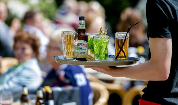 De dienstverlenende beroepen kennen de sterkste afname van het aantal vacatures, en vooral de horeca werd hard getroffen.