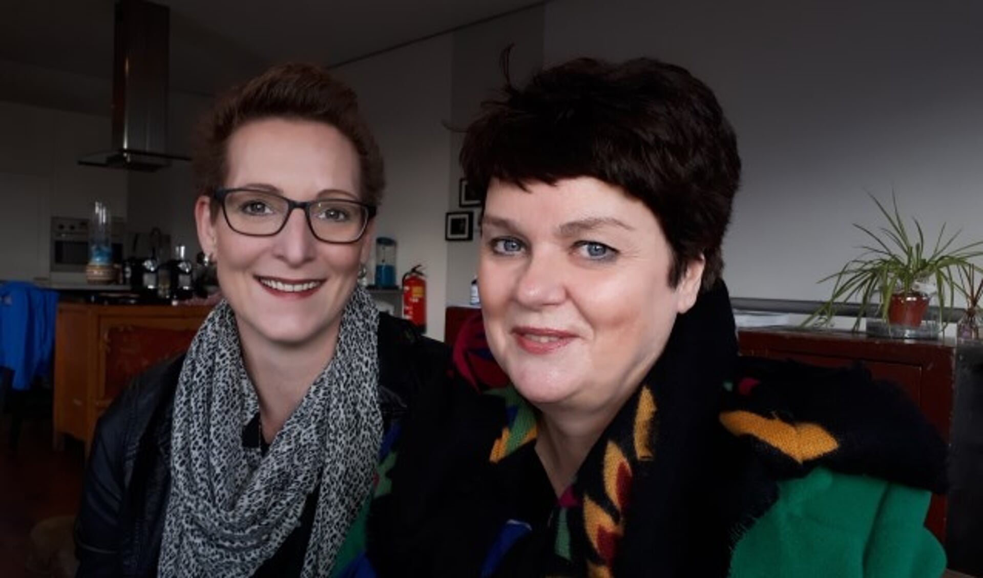 Arieta Hoek (links) en Marjanne Lafère organiseren op zaterdag 10 maart een grote Verwendag voor (ex)kankerpatiënten en hun naasten in het Ontmoetingshuis in Veenendaal Oost. (Foto: Jaap Pilon)