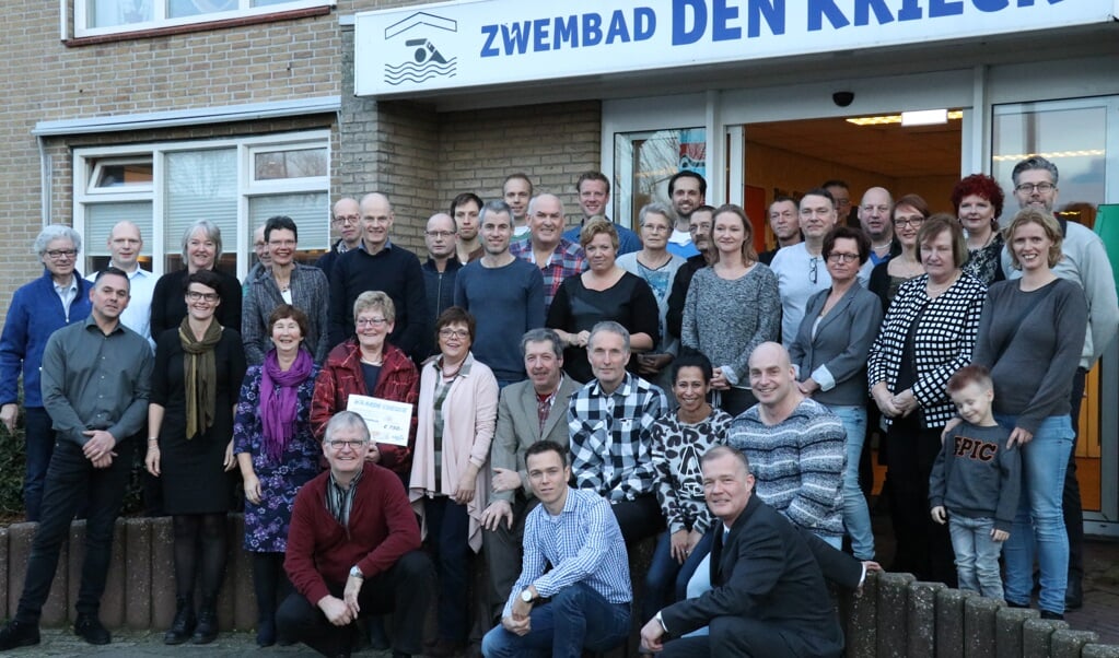 Sponsors en bestuur van Zwemvereniging Oude Veer, een vertegenwoordiging van het inloophuis en wethouder Mary van Gent gezellig bijeen.