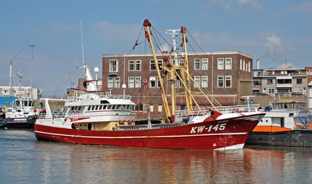 KW-145: de Catharina ligt in de Vissershaven in IJmuiden. 