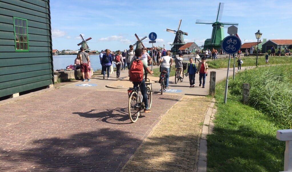 Op de Kalverringdijk worden fietsers en wandelaars van elkaar gescheiden.