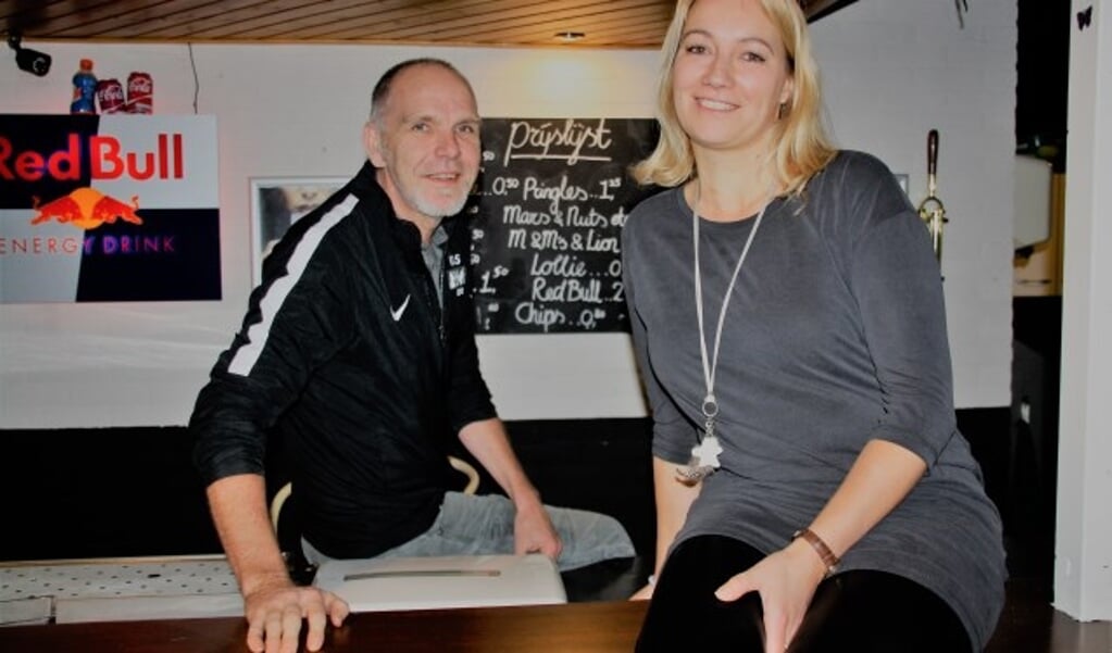 Tineke de Graaf en Erwin de Boer bij de bar in de jeugdsoos W4. FOTO: Astrid van Walsem