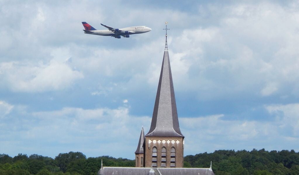 Vliegtuig bij toren Pancratiuskerk 