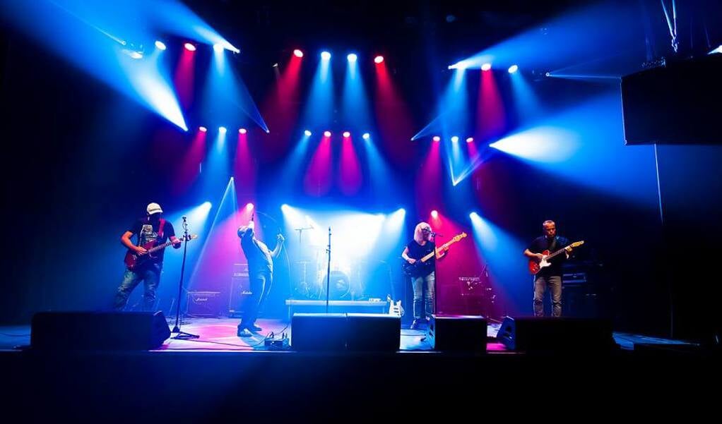 Rock en grunge coverband Weathered op het podium