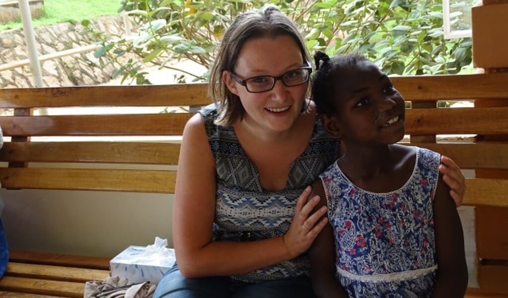 Het eerste wat Miranda van den Berg gaat doen als ze terugkomt in Uganda, is de kinderen een knuffel geven.(foto PR)
