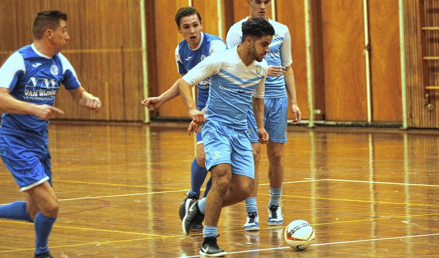 Khalid Aoulich (midden) in actie bij het zaalvoetbal.