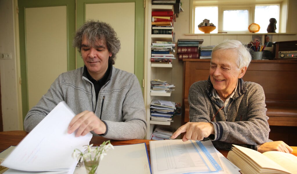 Andries Sijm (links) en Joop van Diepen steken vele uren in het verbeteren van het Westfries woordenboek.