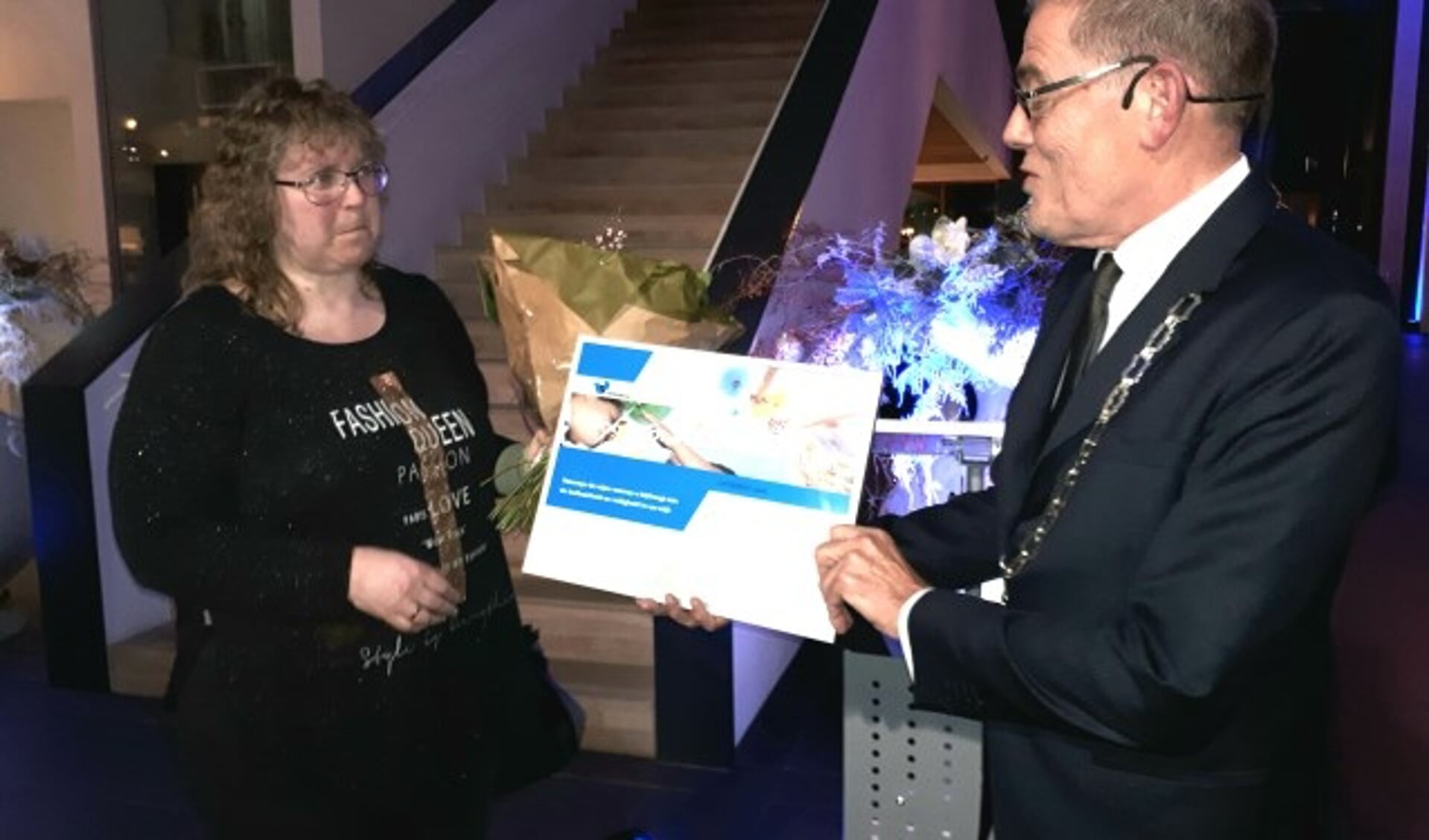 Ria van Londen neemt de Oog voor Veenendaal-prijs in ontvangst uit handen van burgemeester Piet Zoon tijdens de nieuwjaarsreceptie in het gemeentehuis. (Foto:  Jaap Pilon)