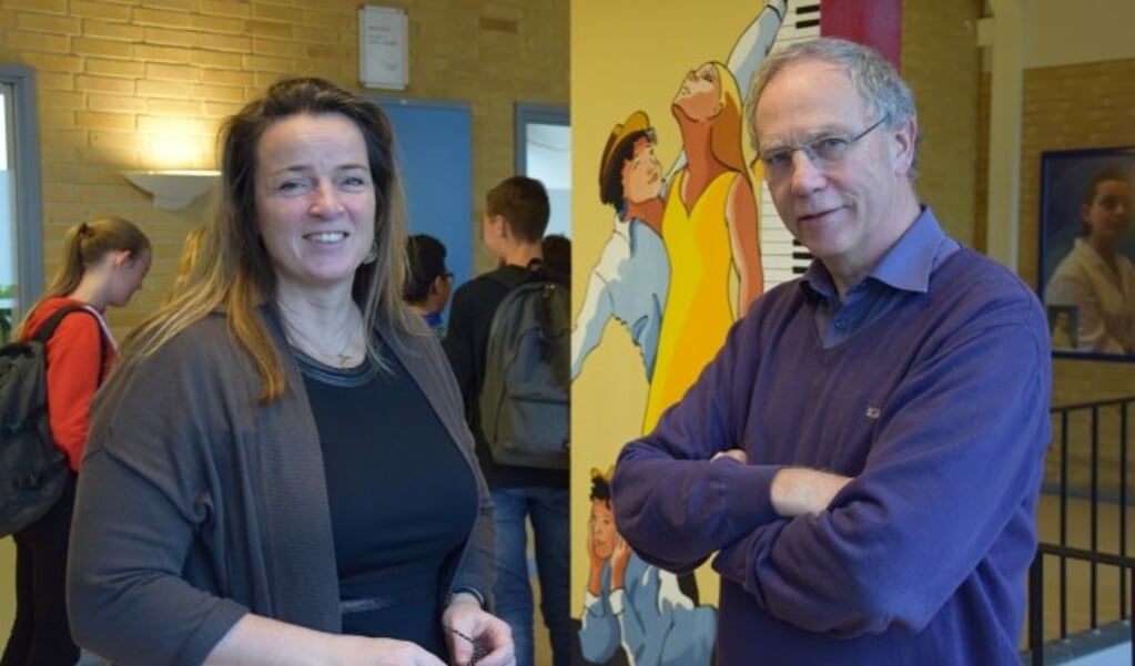 Onderwijsdirecteur Karin Wouters en afdelingsleider Kees Zandijk: “De leerling mag best een beetje eigenaar zijn van zijn eigen leerproces.” (Foto: Danny van Zeggelaar)